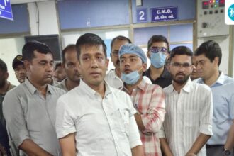 ahmedabad-jcp-shoots-al-tarikh-newspaper-in-self-defense-after-knife-attack