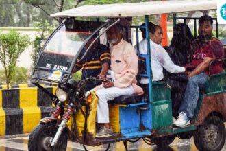 viral-chaos-as-battery-management-apps-turn-smartphones-into-an-‘off-switch’-for-e-rickshaws