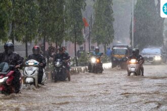 the-imd-has-put-mumbai-on-red-alert-with-‘heavy-to-very-heavy’-rain-expected-in-the-next-24-hours.