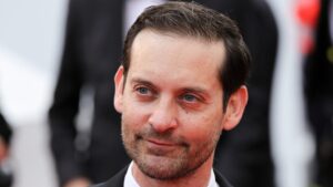 tobey-maguire-and-ice-spice:-kissing-in-public?-dating?