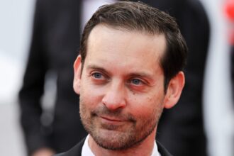 tobey-maguire-and-ice-spice:-kissing-in-public?-dating?