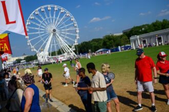 great-attendees-at-the-state-of-america’s-exposition-on-life-support-in-extreme-heat-in-washington,-dc