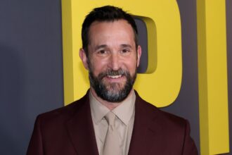 noah-wyle-missed-his-role-in-the-oscar-winning-film-because-he-“couldn’t-get-out”-of-filming-‘er’