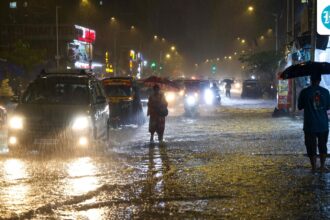 mumbai-issues-work-from-home-advisory-for-private-offices,-half-day-for-government-employees-amid-heavy-rains