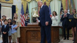trump-confirms-that-he-called-on-fifa-to-cancel-the-red-card-for-the-american-star,-and-promotes-“super-bowl”-numbers-similar-to-the-world-cup