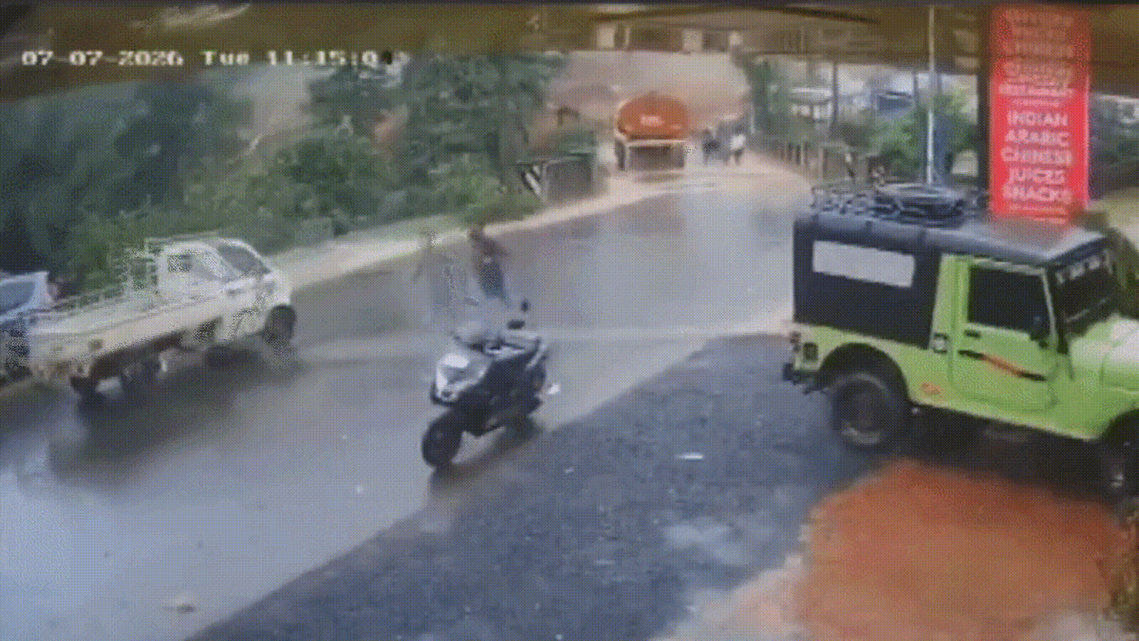 truck-swept-away,-people-running-for-their-lives:-video-shows-the-moment-the-landslide-hit-wayanad