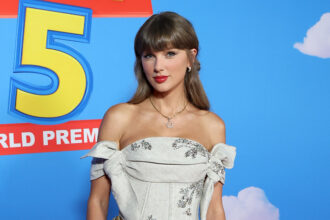 taylor-swift’s-fans-are-eagerly-awaiting-the-first-look-at-her-wedding-dress