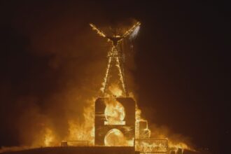 the-man-will-burn-movie-review:-hbo’s-burning-man-documentary-series-has-impressive-reach,-but-stays-very-close-to-the-photogenic-surface