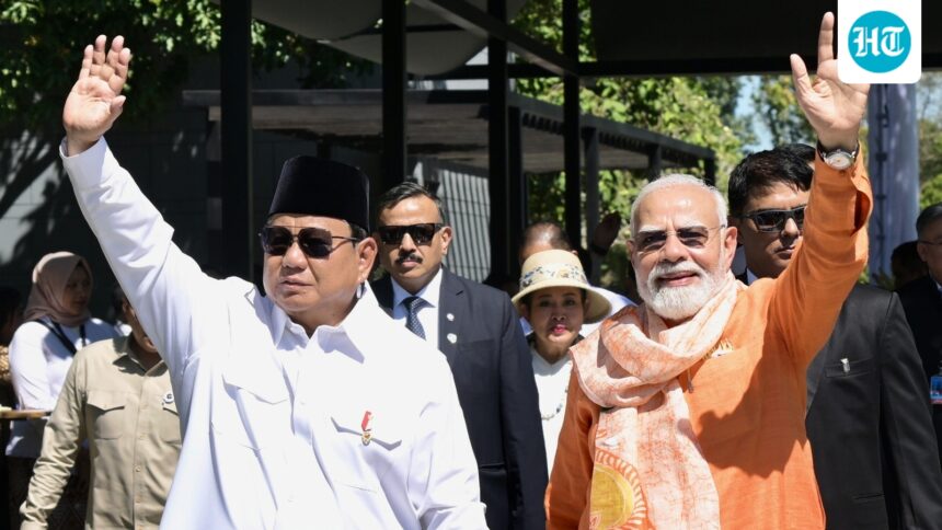 pm-modi-gets-musical-gift-from-indonesian-president-the-leaders-enjoy-the-tune-of-kuch-kuch-hota-hai-being-played-on-it | GIBN pm-modi-gets-musical-gift-from-indonesian-president;-the-leaders-enjoy-the-tune-of-‘kuch-kuch-hota-hai’-being-played-on-it