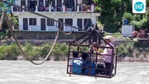 uttarakhand:-the-bridge-was-washed-away-in-2018,-and-students-still-use-a-rickshaw-to-reach-school