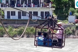 uttarakhand:-the-bridge-was-washed-away-in-2018,-and-students-still-use-a-rickshaw-to-reach-school