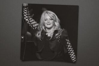 bonnie-tyler,-the-welsh-singer-behind-the-songs-“total-eclipse-of-the-heart”-and-“hold-out-for-a-hero”,-dies-at-the-age-of-75