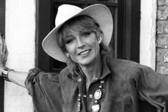 joanna-pettitt,-actress-in-the-group-and-casino-royale,-dies-at-83