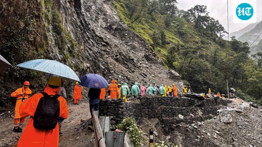 landslide-blocks-kedarnath-expressway-near-sonprayag-as-heavy-rains-disrupt-city-yatra