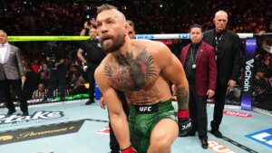 conor-mcgregor-injury:-what-happened-to-his-knee-during-the-holloway-fight?