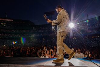 noah-kahan-cements-his-status-as-a-hometown-hero-with-the-finale-of-his-divine-fenway-park-residency