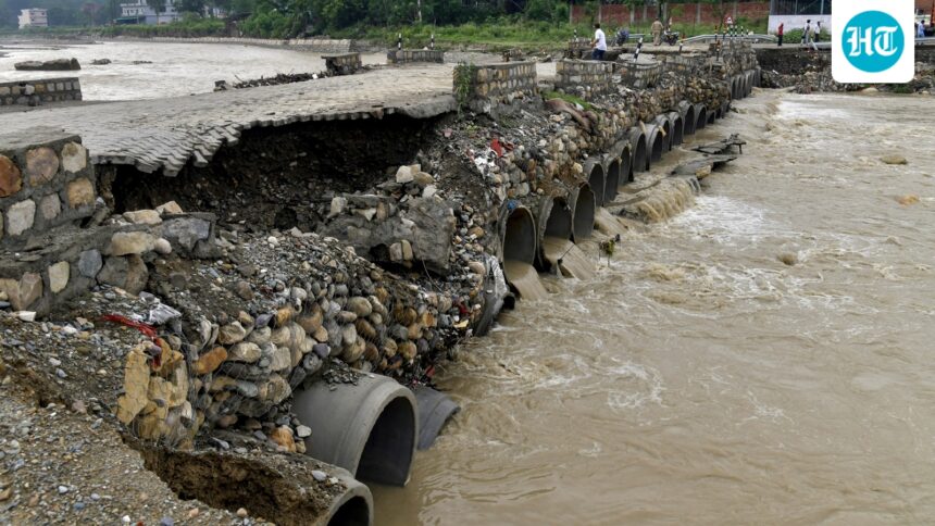 monsoon-chaos:-heavy-rains-trigger-landslides-in-uttarakhand,-flash-floods-in-jammu-and-kashmir