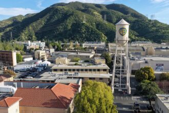 movie-theater-group-supports-lawsuit-to-block-paramount’s-merger-with-warner-bros
