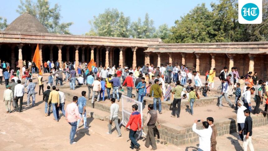 supreme-court-refuses-to-restore-prayers-at-bhoshala,-orders-friday-prayers-to-be-performed-at-a-nearby-location