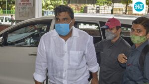 ‘insaf-nahi-hawa-hai’:-tahir-hussain-collapsed-after-being-convicted-in-the-ib-employee-murder-case.