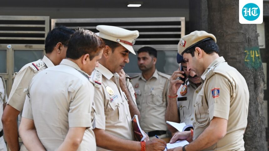 the-delhi-police-constable-who-shot-his-wife-kills-himself-using-the-same-service-pistol | GIBN the-delhi-police-constable-who-shot-his-wife-kills-himself-using-the-same-service-pistol