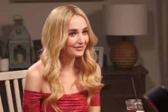 chloe-fineman-is-leaving-snl-after-7-seasons