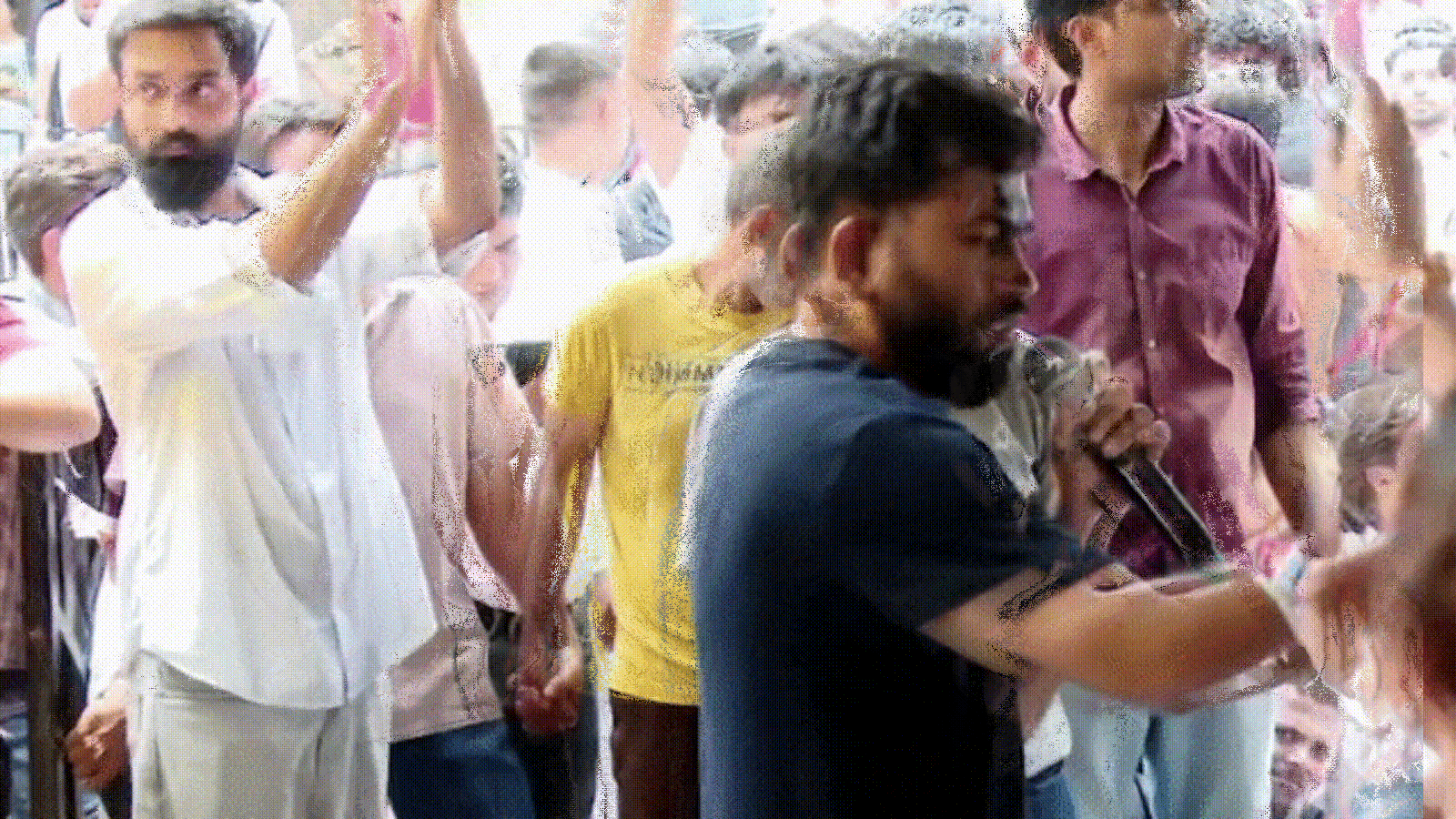 video:-a-woman-throws-ink-at-abhijit-debaki-while-he-is-on-hunger-strike-after-sonam-wangchuk-was-“removed”