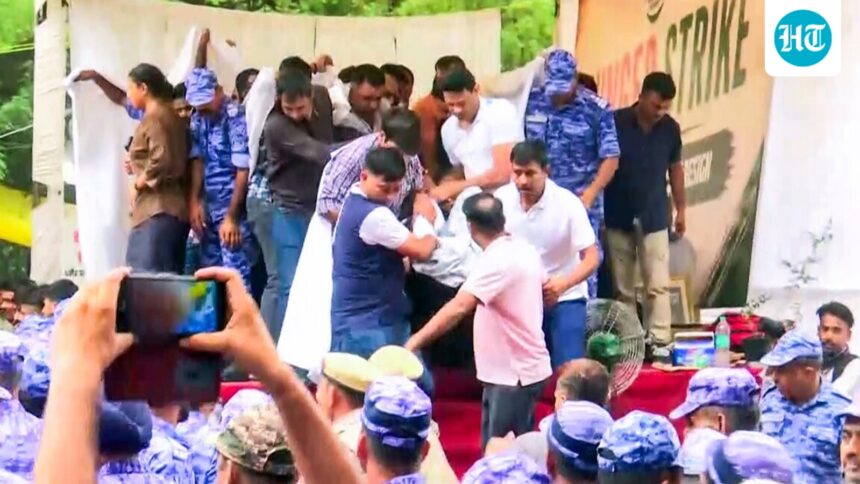 white-sheets-and-plainclothes-cops-how-delhi-police-removed-sonam-wangchuk-amid-a-sea-of-protesters | GIBN white-sheets-and-plainclothes-cops:-how-delhi-police-‘removed’-sonam-wangchuk-amid-a-sea-of-protesters