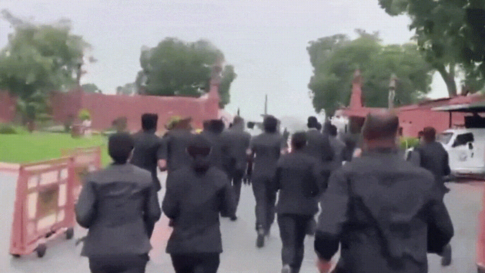 watch-|-security-personnel-rush-to-secure-parliament,-take-up-positions-amid-swelling-akp-protests,-sansad-march-plan