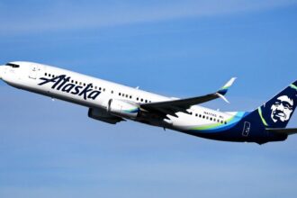 alaska-airlines-declares-a-state-of-emergency:-inside-a-787-dreamliner-flight