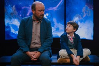 ‘learning-to-breathe-underwater’-review:-rory-kinnear-shines-in-serious,-uneven-comedy-about-a-bereaved-father-and-son