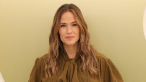 jennifer-garner-talks-about-the-‘absolutely-funny’-way-her-family-was-stalked-by-paparazzi:-‘it-was-dangerous’