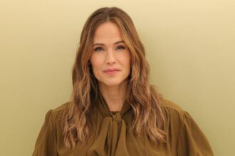 jennifer-garner-talks-about-the-‘absolutely-funny’-way-her-family-was-stalked-by-paparazzi:-‘it-was-dangerous’