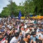 cjp-protest-live:-heavy-barricades-across-delhi;-congress-units-across-india-are-protesting-after-rahul-and-priyanka-were-detained