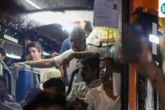 high-drama-in-delhi-as-rahul-gandhi-arrives-at-gandhi-smriti-amid-student-protests:-‘barricades-put-up-and-bus-stopped’