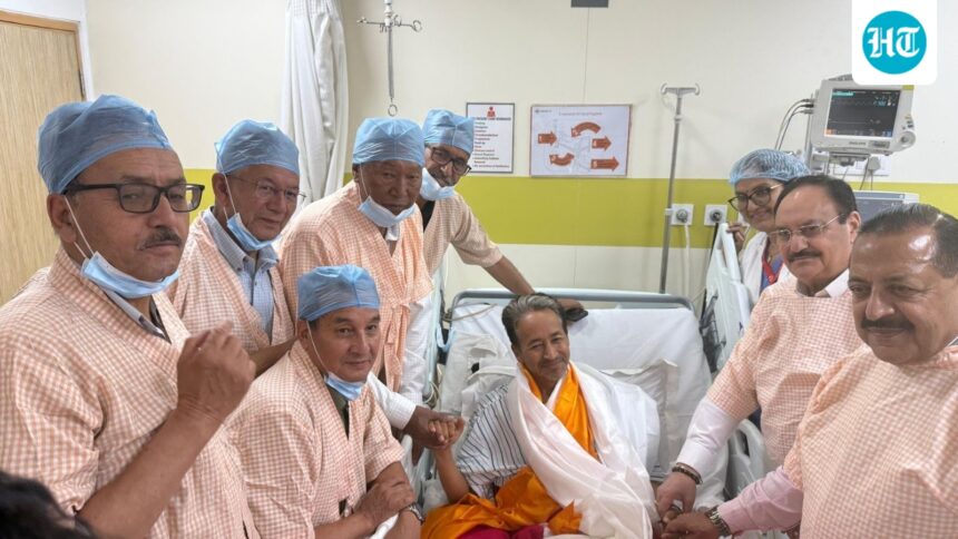 sonam-wangchuk-ends-her-fast-after-26-days;-the-akp’s-debke-says-the-protest-will-continue