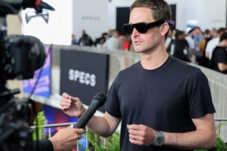 snap-ceo-sees-new-wearable-glasses-as-“largest-long-term-opportunity”