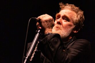 glen-hansard’s-funeral-draws-hundreds-of-stars-and-civilians-as-marketa-irglova,-eddie-vedder-perform