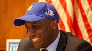 the-kansas-city-mayor-didn’t-watch-‘ted-lasso’-—-until-ted-lasso-came-to-town
