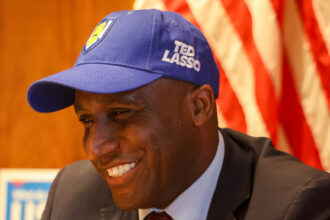 the-kansas-city-mayor-didn’t-watch-‘ted-lasso’-—-until-ted-lasso-came-to-town