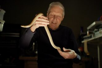 ‘monsters-of-god’-review:-‘tiger-king’-director’s-hbo-docuseries-about-reptile-trafficking-is-(relatively)-sober-and-nuanced