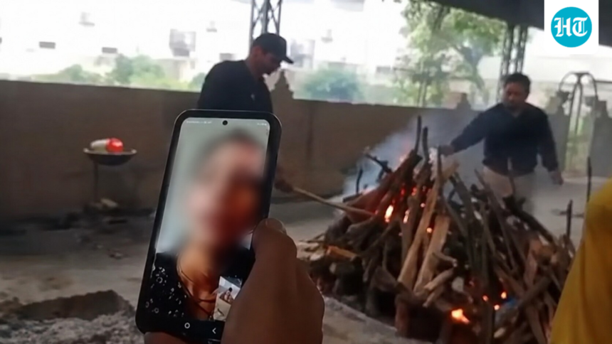 haryana-man-dies-in-old-age-home;-daughters-watch-his-cremation-over-video-call-in-viral-clip