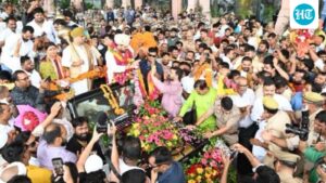 flower-petals,-‘sher-aaya’-slogans:-brij-bhushan-gets-grand-welcome-after-acquittal-in-sexual-harassment-case-|-video