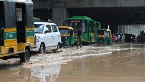 delhi-ncr-receives-early-morning-rain,-imd-red-alert-in-parts-of-city,-orange-warning-in-noida