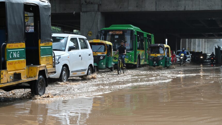 delhi-ncr-receives-early-morning-rain,-imd-red-alert-in-parts-of-city,-orange-warning-in-noida
