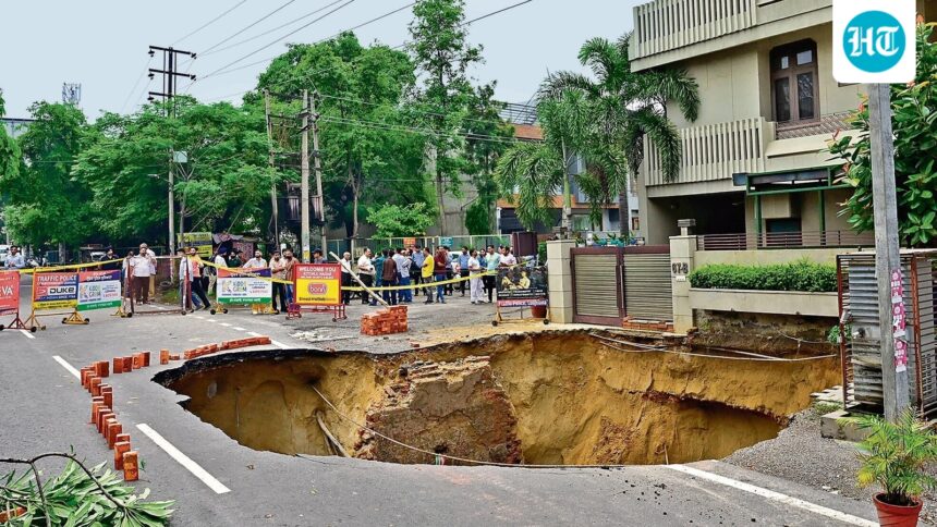 massive-sinkhole-in-ludhiana-triggers-house-evacuation,-traffic-chaos-|-watch