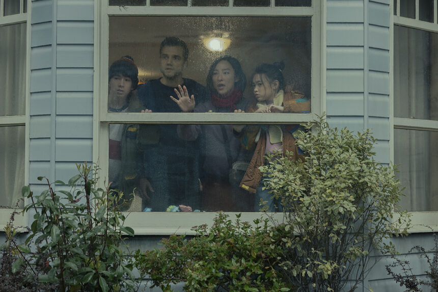 ‘the-last-house’-review:-greta-lee-and-wagner-moura-in-a-claustrophobic-netflix-thriller-most-effective-while-the-threat-remains-unknown