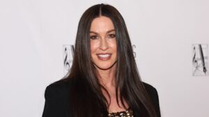 alanis-morissette-divorced:-her-history-of-marriage,-explained