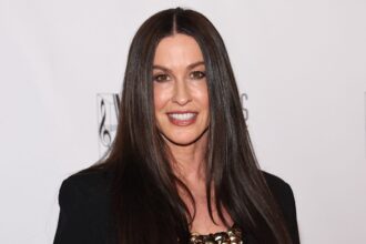 alanis-morissette-divorced:-her-history-of-marriage,-explained
