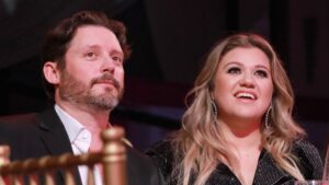 kelly-clarkson-&-kids-grieve-brandon-blackstock-1-year-after-tragic-death